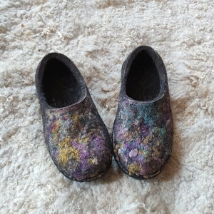 Handmade wool felted slippers - house shoe -  recycled sari silk yarn - silk - Coutchouc soles