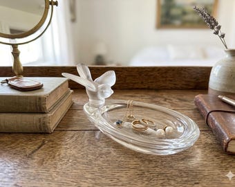 Elegancka, kryształowa miseczka na ptaki z Sèvres we Francji – sygnowana figurka ze szkła artystycznego z Francji – stojak na biżuterię w stylu vintage – dekoracja z matowego szkła wróbel