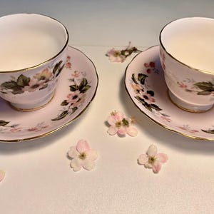 Puede incluir: Un juego de tres tazas de cerámica con un acabado mate moteado. Las tazas son de color crema, gris claro y gris oscuro. Cada taza tiene un diseño simple y minimalista y un asa redondeada.