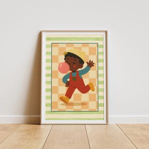 Peut inclure: Une affiche encadrée représentant un enfant de dessin animé courant avec une bulle de chewing-gum. L'enfant porte un chapeau jaune, une chemise bleue, une salopette rouge et des chaussures jaunes. Le fond a un motif à carreaux.