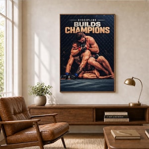 Può includere: Un poster da parete rettangolare che raffigura due lottatori di arti marziali miste impegnati in un combattimento a terra. Il testo DISCIPLINE BUILDS CHAMPIONS è stampato in grandi lettere chiare e in grassetto su uno sfondo scuro.