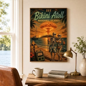 以下が含まれることがあります： 「See Bikini Atoll Marshall Islands」と題された縦型のポスター。夕暮れのビーチに立つ2体の骸骨が描かれている。背景には巨大なキノコ雲が立ち上り、ヨット、放射能標識、ガイガーカウンターが配置されている。