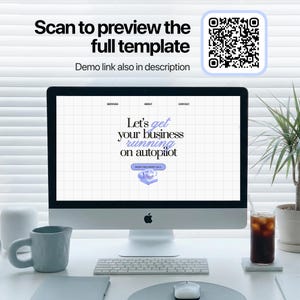 Puede incluir: Una pantalla de ordenador muestra una plantilla de sitio web con el texto "Let's get your business running on autopilot". Un c&oacute;digo QR y el texto "Scan to preview the full template" son visibles. Una taza, un teclado y un rat&oacute;n est&aacute;n en el escritorio.