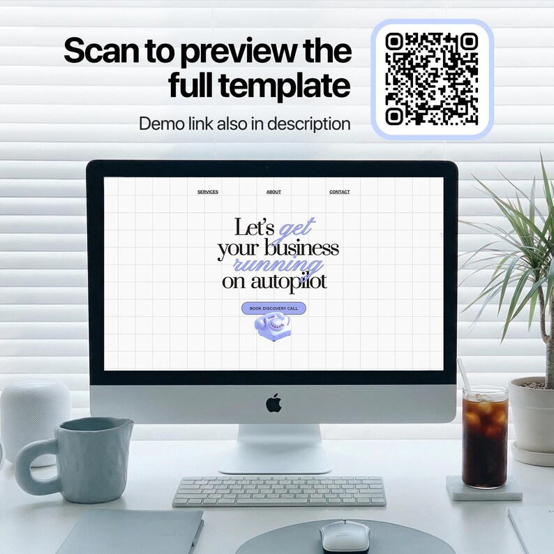 Puede incluir: Una pantalla de ordenador muestra una plantilla de sitio web con el texto "Let's get your business running on autopilot". Un c&oacute;digo QR y el texto "Scan to preview the full template" son visibles. Una taza, un teclado y un rat&oacute;n est&aacute;n en el escritorio.