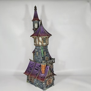 以下が含まれることがあります： 高い塔と複数の小塔を備えた、詳細なミニチュアファンタジー城。 城は紫色の屋根、石壁、小さな窓が特徴です。 全体的なデザインは気まぐれで詳細であり、建築要素に焦点を当てています。