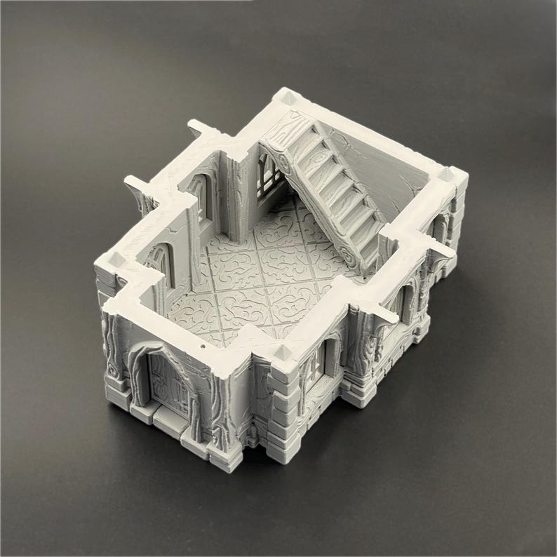 Puede incluir: Modelo de castillo en miniatura gris con detalles arquitect&oacute;nicos intrincados. Incluye una escalera, puertas arqueadas y suelo estampado. El dise&ntilde;o sugiere un tema de fantas&iacute;a o hist&oacute;rico, adecuado para juegos de mesa o exhibici&oacute;n.