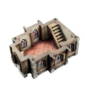 Puede incluir: Una maqueta detallada de un edificio de varios niveles, con ventanas arqueadas de vidrieras y una escalera de madera. El exterior es una mezcla de tonos grises y marrones, con un suelo estampado visible en el interior. El modelo tiene un aspecto envejecido.