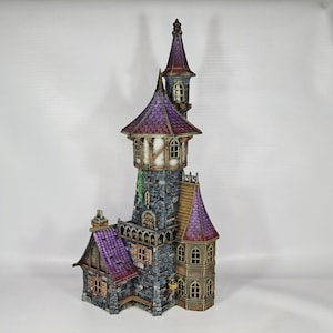 以下が含まれることがあります： 紫と茶色の屋根、石壁、複数の窓を備えた、詳細なミニチュア城。 城には、尖った屋根と小さな塔のある高い塔があります。 全体的なデザインは気まぐれで詳細です。
