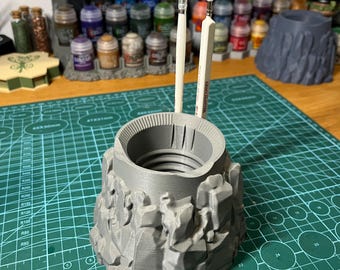 Een waterbeker voor het beschilderen van miniaturen in fantasystijl. Hij combineert een unieke uitstraling met comfort.