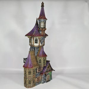 以下が含まれることがあります： 多層設計のファンタジーの塔の詳細なモデル。塔は紫色の屋根、複数の窓、石のような外観が特徴です。全体的な配色には、茶色、紫、グレーの色合いが含まれています。