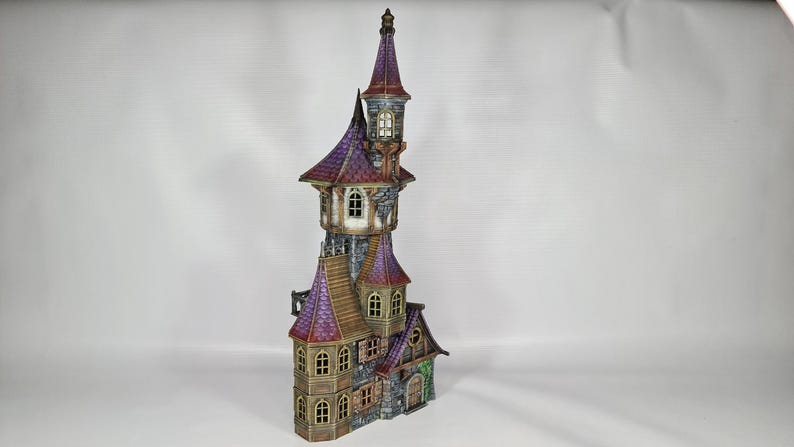 以下が含まれることがあります： 多層設計のファンタジーの塔の詳細なモデル。塔は紫色の屋根、複数の窓、石のような外観が特徴です。全体的な配色には、茶色、紫、グレーの色合いが含まれています。