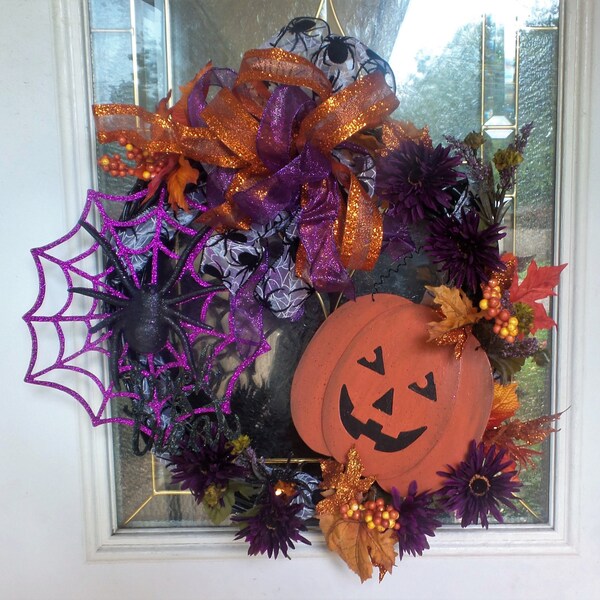 Fall wreaths, halloween wreaths, halloween decor, fall decor, wreaths, holiday wreaths, pumpkins, jack-o-lanterns, Halloween door hangers