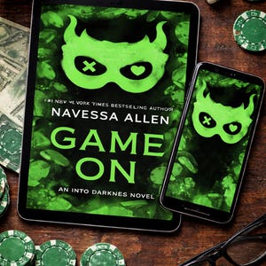 Puede incluir: Una tableta y un tel&eacute;fono inteligente muestran la portada de "Game On" de Navessa Allen, con un dise&ntilde;o de m&aacute;scara verde. Fichas de p&oacute;quer, dados y una taza de caf&eacute; est&aacute;n dispuestos sobre una superficie de madera, junto con unas gafas y un billete.