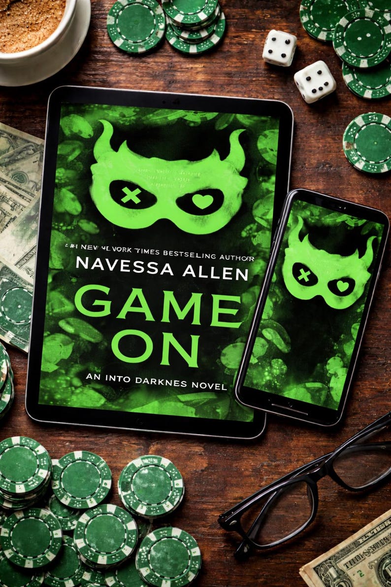 Puede incluir: Una tableta y un tel&eacute;fono inteligente muestran la portada de "Game On" de Navessa Allen, con un dise&ntilde;o de m&aacute;scara verde. Fichas de p&oacute;quer, dados y una taza de caf&eacute; est&aacute;n dispuestos sobre una superficie de madera, junto con unas gafas y un billete.