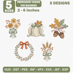 Può includere: Cinque disegni per ricamo a macchina a tema autunnale, tra cui un bouquet di fiori, una zucca, due ghiande, una ghirlanda di bacche con fiocco e spighe di grano. Testo: 5 SIZES 2-6 inches e HUS-DST-PES-INF-VP3-XXX-JEF-EXP.