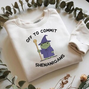 K&ouml;nnte beinhalten: Ein Set aus drei Keramikbechern mit gesprenkelter, matter Oberfl&auml;che. Die Becher sind in Creme-, Hellgrau- und Dunkelgraut&ouml;nen gehalten. Jeder Becher hat ein schlichtes, minimalistisches Design.