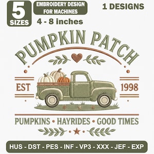 Könnte beinhalten: Ein Stickmuster für Maschinen mit einem grünen Oldtimer-Truck, der Kürbisse geladen hat. Der Text lautet PUMPKIN PATCH, EST 1998 und PUMPKINS HAYRIDES GOOD TIMES. Das Design enthält ein Herz, Blätter und Sterne in 5 verschiedenen Größen.