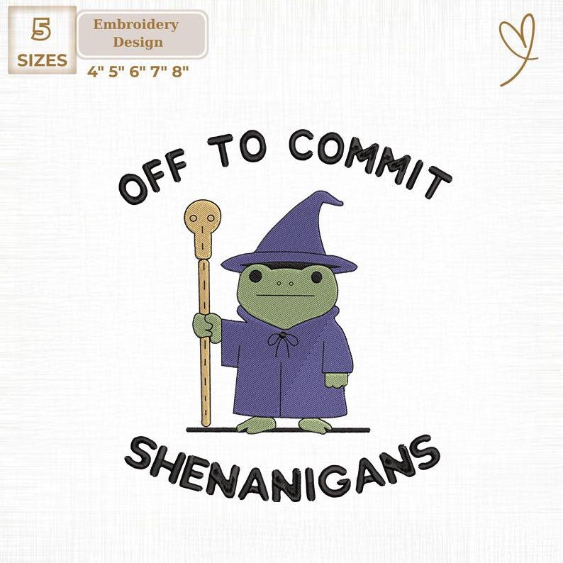 K&ouml;nnte beinhalten: Stickdesign mit einem Cartoon-Frosch als Zauberer, der einen Stab h&auml;lt und einen lila Umhang und Hut tr&auml;gt. Der Text lautet "OFF TO COMMIT SHENANIGANS". Erh&auml;ltlich in 5 Gr&ouml;&szlig;en: 10 cm, 13 cm, 15 cm, 18 cm und 20 cm.