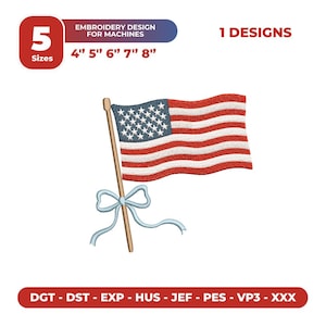 Op de afbeelding: Een geborduurd Amerikaans vlagontwerp met rode en witte strepen en een blauw veld met sterren. Het ontwerp staat op een houten paal met een lichtblauwe strik. De afbeelding bevat tekst die zegt "Borduurontwerp voor machines" en "5 maten" van 10 cm tot 20 cm.