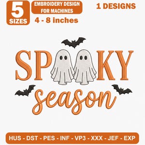 Op de afbeelding: Machineborduurontwerp met de oranje tekst SPOOKY SEASON, twee witte spoken die de letter O vervangen en drie zwarte vleermuizen. Het ontwerp toont 5 maten van 4 tot 8 inch en de bestandsformaten HUS, DST, PES, INF, VP3, XXX, JEF, EXP.