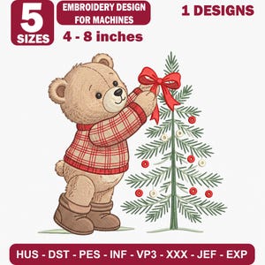 Puede incluir: Un diseño de bordado para máquinas con un oso de peluche marrón claro con un suéter de cuadros rojo y beige y botas marrones, decorando un árbol verde con un lazo rojo. El texto incluye 5 TAMAÑOS, 4-8 pulgadas y formatos de archivo.