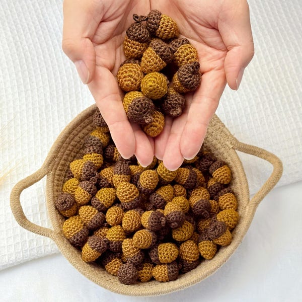 Bellota de ganchillo hecha a mano, bonito adorno colgante de hilo, encanto rústico del bosque, decoración otoñal para la habitación del bebé, relleno para cuencos de otoño, regalo para amantes de las ardillas