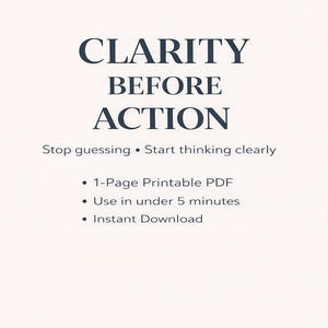 以下が含まれることがあります： 紺色の「CLARITY BEFORE ACTION」という文字が書かれたデジタルプリント。明確な思考を促し、1ページのPDFを5分以内に使用でき、即時ダウンロードできます。