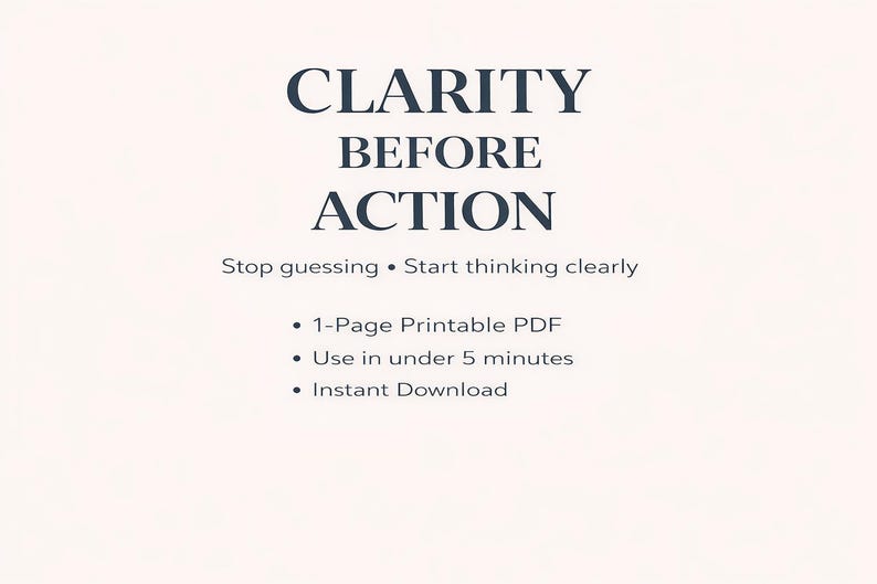 以下が含まれることがあります： 紺色の「CLARITY BEFORE ACTION」という文字が書かれたデジタルプリント。明確な思考を促し、1ページのPDFを5分以内に使用でき、即時ダウンロードできます。
