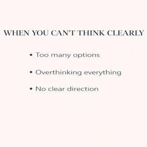 以下が含まれることがあります： 薄いピンク色の背景に、濃い青色のテキストで「WHEN YOU CAN'T THINK CLEARLY」と書かれています。その下に、3つの箇条書きがあります。「選択肢が多すぎる」、「すべてを考えすぎる」、「明確な方向性がない」.