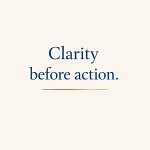 以下が含まれることがあります： 「Clarity before action」という言葉が濃い青色のフォントで書かれたミニマルなデザイン。クリーム色の背景にテキストが中央に配置され、テキストを区切る細い金の線があります。