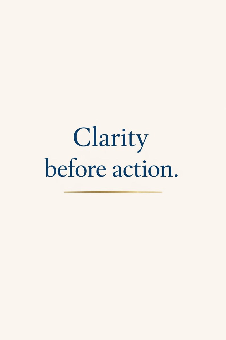 以下が含まれることがあります： 「Clarity before action」という言葉が濃い青色のフォントで書かれたミニマルなデザイン。クリーム色の背景にテキストが中央に配置され、テキストを区切る細い金の線があります。
