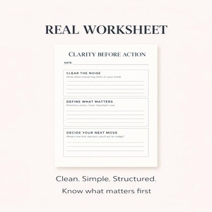 以下が含まれることがあります： 「REAL WORKSHEET」と「CLARITY BEFORE ACTION」の文字が入った白いワークシート。ワークシートには、「CLEAR THE NOISE」、「DEFINE WHAT MATTERS」、「DECIDE YOUR NEXT MOVE」のセクションが含まれています。画像の下部には「Clean. Simple. Structured. Know what matters first.」と書かれています。