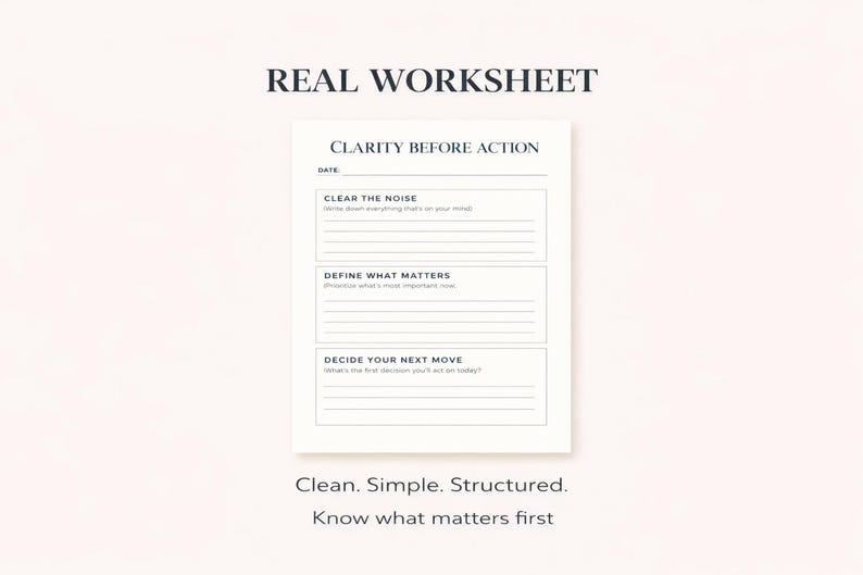 以下が含まれることがあります： 「REAL WORKSHEET」と「CLARITY BEFORE ACTION」の文字が入った白いワークシート。ワークシートには、「CLEAR THE NOISE」、「DEFINE WHAT MATTERS」、「DECIDE YOUR NEXT MOVE」のセクションが含まれています。画像の下部には「Clean. Simple. Structured. Know what matters first.」と書かれています。
