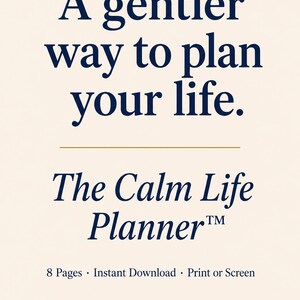 以下が含まれることがあります： クリーム色のグラフィックで、濃いネイビーブルーのテキストで「A gentler way to plan your life.」と書かれています。 下には「The Calm Life Planner」というテキストが表示されています。 追加のテキストには「8 Pages &bull; Instant Download &bull; Print or Screen」が含まれています。