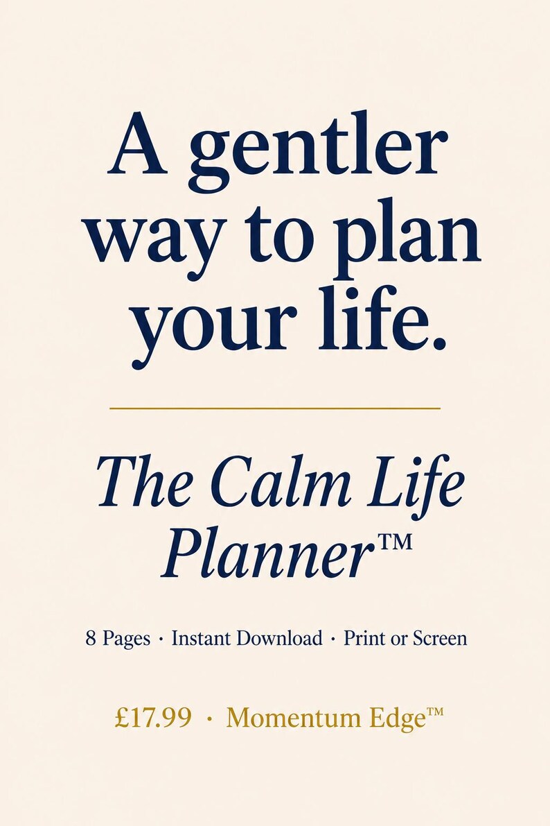 以下が含まれることがあります： クリーム色のグラフィックで、濃いネイビーブルーのテキストで「A gentler way to plan your life.」と書かれています。 下には「The Calm Life Planner」というテキストが表示されています。 追加のテキストには「8 Pages &bull; Instant Download &bull; Print or Screen」が含まれています。