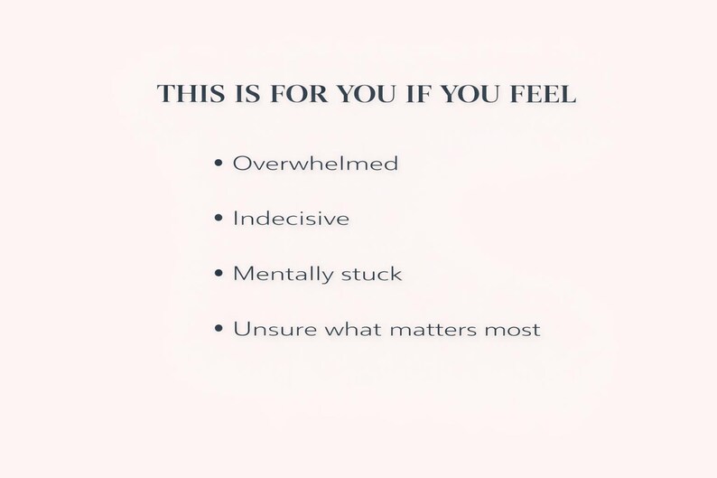 以下が含まれることがあります： 「THIS IS FOR YOU IF YOU FEEL」のテキストと、Overwhelmed、Indecisive、Mentally stuck、Unsure what matters mostの箇条書きが記載されたクリーム色のグラフィック。テキストは濃いグレーのフォントです。