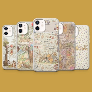 Puede incluir: Cinco fundas para teléfono con ilustraciones de Winnie the Pooh. Las fundas presentan varias escenas con Pooh, Piglet, Tigger y Eeyore. Algunas fundas tienen el texto "Winnie the Pooh", "As seen as I saw you I knew a grand adventure was about to happen" y "Hunny".