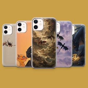 Könnte beinhalten: Fünf transparente Smartphone-Hüllen mit Drachenmotiven. Die Designs zeigen eine Hand, die nach Rauch greift, zwei kleine Drachen, Drachen in dunklen Wolken, Drachensilhouetten vor einem violetten Himmel und einen großen dunklen Drachen mit einem Wesen.