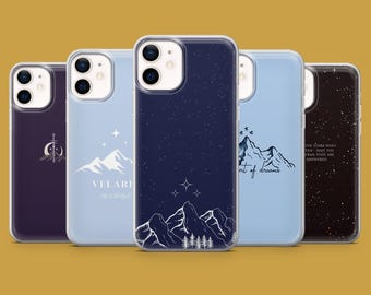 Könnte beinhalten: Eine Auswahl an Handyhüllen mit verschiedenen Designs. Eine Hülle ist dunkelblau mit einem Berg- und Sterndesign. Eine andere ist hellblau mit einem Berg und dem Text "Velaris, City of Starlight". Weitere Hüllen haben ähnliche Designs.