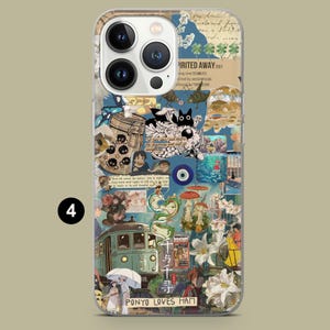 Puede incluir: Funda de tel&eacute;fono transparente con un dise&ntilde;o de collage. La funda presenta personajes de anime, un tren y texto. El dise&ntilde;o tiene un fondo azul y beige con ilustraciones y elementos de texto, incluyendo "PONYO LOVES HAM".
