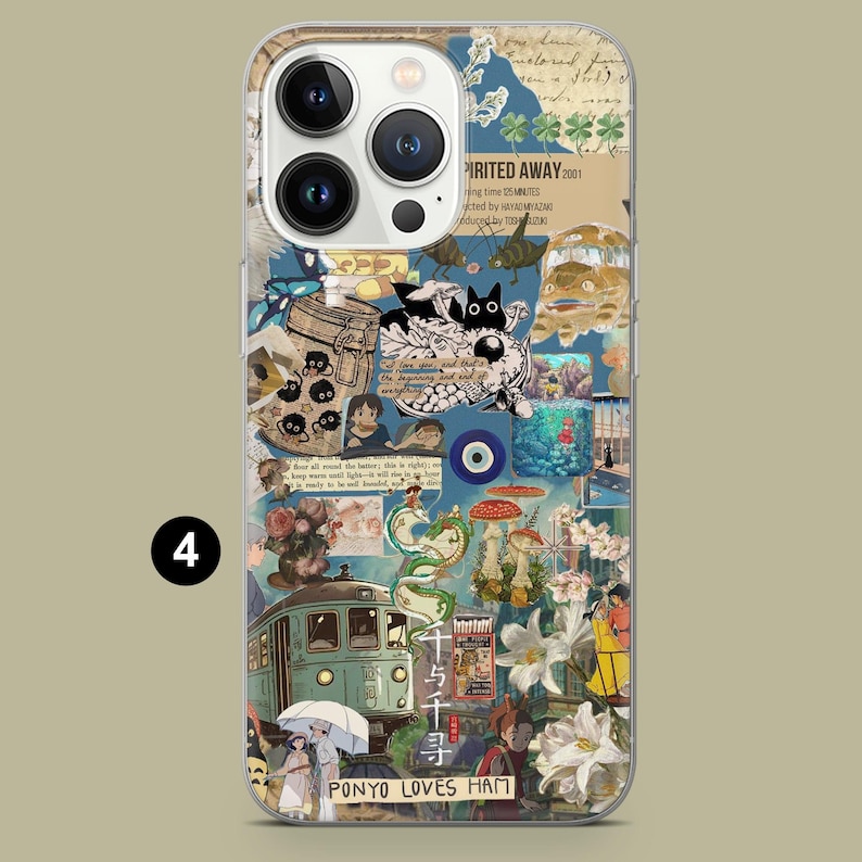 Puede incluir: Funda de tel&eacute;fono transparente con un dise&ntilde;o de collage. La funda presenta personajes de anime, un tren y texto. El dise&ntilde;o tiene un fondo azul y beige con ilustraciones y elementos de texto, incluyendo "PONYO LOVES HAM".