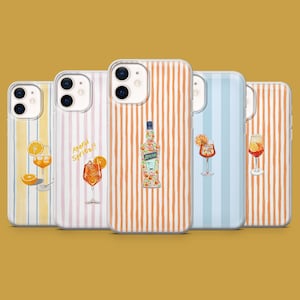 Puede incluir: Una colección de fundas para teléfonos con diseños coloridos. Las fundas presentan rayas verticales en varios colores e ilustraciones de cócteles, rodajas de naranja y una botella de Aperol. El texto "Aperol Spritz!!" es visible.
