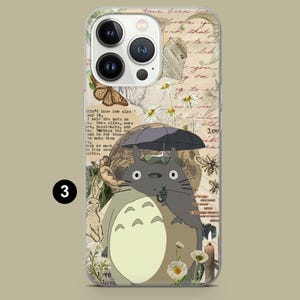 Puede incluir: Funda de tel&eacute;fono transparente con un dise&ntilde;o de collage. Presenta un personaje de dibujos animados con un paraguas, margaritas, mariposas y texto manuscrito. El n&uacute;mero "3" es visible.