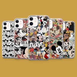 Op de afbeelding: Vijf telefoonhoesjes met Mickey Mouse-ontwerpen. De hoesjes tonen een reeks vintage en moderne Mickey Mouse-illustraties in zwart, wit, rood en geel. De hoesjes zijn transparant met een glanzende afwerking.