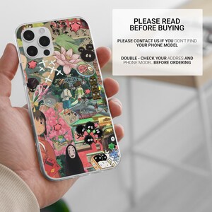 Puede incluir: Funda transparente para tel&eacute;fono con un collage colorido de ilustraciones de estilo anime. La funda incluye im&aacute;genes de personajes, comida y texto japon&eacute;s. El texto de la funda dice "Yubaba's".