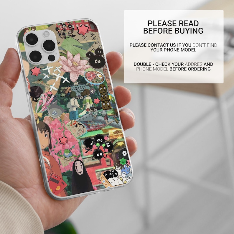 Puede incluir: Funda transparente para tel&eacute;fono con un collage colorido de ilustraciones de estilo anime. La funda incluye im&aacute;genes de personajes, comida y texto japon&eacute;s. El texto de la funda dice "Yubaba's".