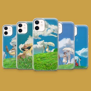 Puede incluir: Una colección de fundas para teléfonos que presentan una escena de paisaje sereno. Cada funda muestra un cielo azul vibrante con nubes blancas, colinas verdes y figuras pintando con caballetes y paraguas. Las fundas son para un smartphone.