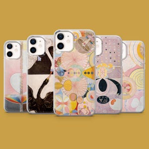 Puede incluir: Cinco fundas para teléfono con diseños artísticos. Las fundas presentan varios patrones abstractos y florales en una paleta de rosa, amarillo y marrón. Cada funda tiene un borde transparente y un recorte para la cámara.