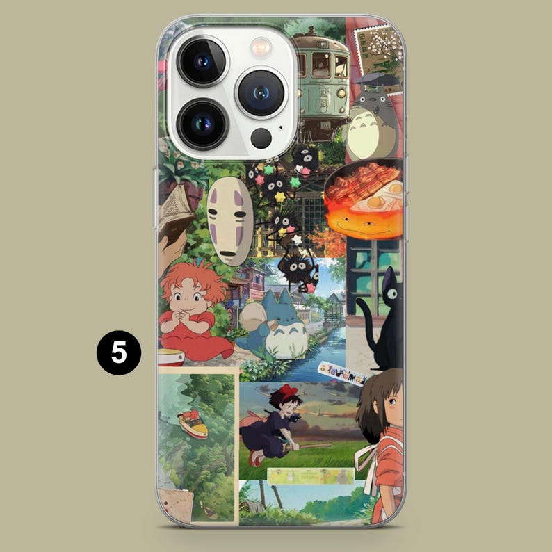 Puede incluir: Funda de tel&eacute;fono transparente con un collage de personajes y escenas animadas. El dise&ntilde;o incluye un tren, un gato y varias figuras en una disposici&oacute;n colorida. El n&uacute;mero "5" es visible en la esquina inferior izquierda.