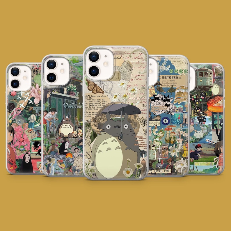 Puede incluir: Colecci&oacute;n de cinco fundas transparentes para tel&eacute;fono con dise&ntilde;os coloridos inspirados en el anime. Las fundas muestran varios personajes y escenas, incluyendo a Totoro con un paraguas, mariposas y elementos florales.